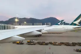 8月30日，到加拿大读预科新生搭国泰CX826航班入境多伦多的纪实图片