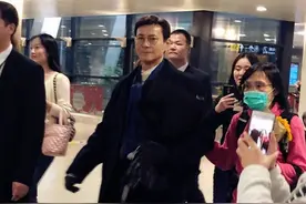 “最嫩奶奶”火了，抱孙子出行被误认是少女，网友：还缺爷爷吗？图片