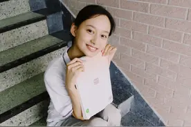 北电新生入学，夏梦素颜现身，没想到龙丹妮也来送焉栩嘉上学图片