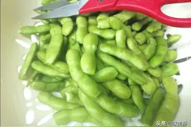 毛豆还能带壳炒？香辣炒毛豆，麻辣鲜香！下酒又下饭图片