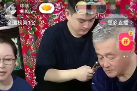 赵本山一家直播！坐土炕用大盆盛菜好朴实，妻子太年轻好像两代人图片