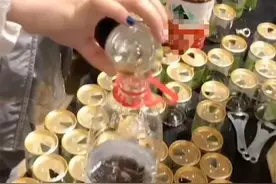 趁着家长吃火锅，俩熊孩子开了59瓶香油，真正的为疏忽“买单”图片