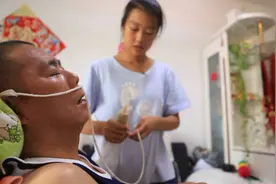 久病床前有孝女！13岁女孩每天啃咬熟睡爸爸，背后的故事让人泪目图片