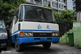 日系中巴经典车型，平顶二代丰田考斯特还记得吗？现在相当少见了图片