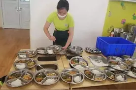 妈妈突袭贵族幼儿园，“天价”午餐让人惊呆，全网都在吐槽图片