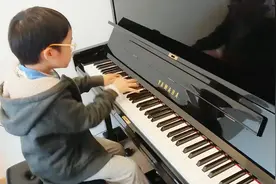 7岁小孩能把钢琴弹成这样，前途真是难以想象！BGM：贝多芬-月光