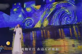 世纪同台！52岁王菲献唱《湾》状态佳，谢霆锋全程“望妻眼”好甜图片