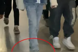 张云雷脚部受伤未痊愈，遇粉丝围堵细心提醒，小举动粉丝绷不住了图片