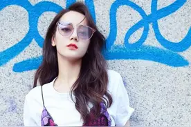 迪丽热巴为何天天散着头发？看到她马尾辫的照片网友：还是散着吧图片