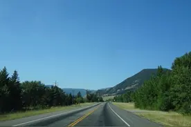 高速公路上遇到石头，撞上去还是躲开？老司机：再说一次，记住了图片