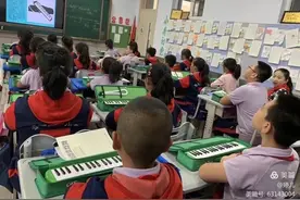 呼和浩特市新城区春蕾第一小学特色选修课之音乐“口风琴”课程图片