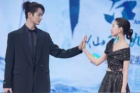 周冬雨和许凯拥抱气氛微妙，烫金长裙有点显矮，但是皮肤是真白皙图片