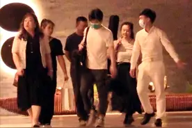 李健小5岁娇妻正脸罕曝光！五官精致身材微胖，两人至今没房没娃图片