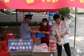 罗定高考暖心瞬间：热心群众为执勤民警送解暑物资图片