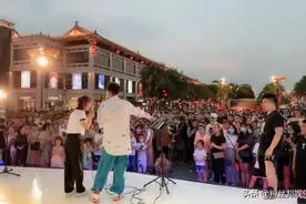 王冕西安“不夜城”开唱，小阿七做嘉宾，办公益演唱会数千人围观图片