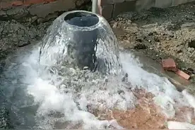 农民在家中打井，打出一口喷涌自流井：想要一口井，你给了一条河图片