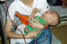 孩子吃了几小时后，男孩不断呕血，你家孩子也常在吃？快看看吧！图片