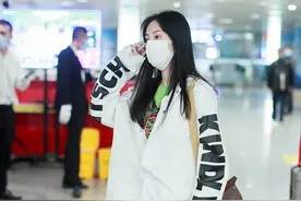 张碧晨穿运动装搭机长发披肩，小红鞋与行李箱撞色吸睛图片