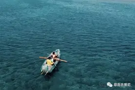 人们丢掉的饮料瓶，这个菲律宾大学生造了一条船，顺便还拿了个奖图片