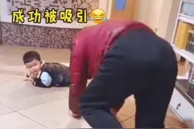 孙子在地上撒泼打滚，奶奶一个机智的举动，堪称“隔辈育儿典范”图片