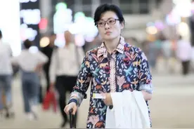 周涛高颜值任性，素颜现身机场依然气场十足，穿印花衬衫不显老图片