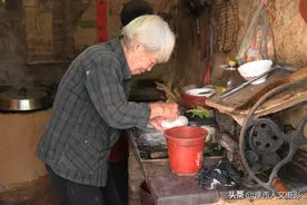 85岁老太生7孩却独居深山，蒸一锅馒头吃三天，快忘记儿女长啥样图片