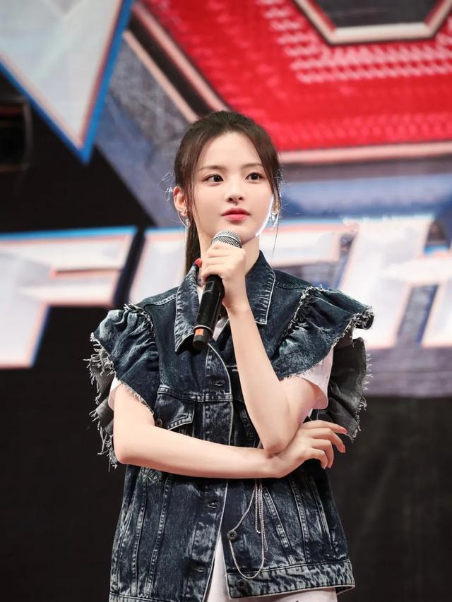 女明星秋季撞衫的第一件单品,我再也不说它鸡肋了