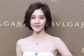 唐艺昕衣品好长得甜，身穿格子裙太减龄，青春元气似少女图片