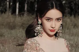 杨颖太出众了，穿一身镶钻奢华礼服惊艳亮相，实力演绎高贵图片