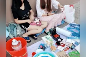 女同学摆地摊被我遇到了，全是她用过的东西，你们说我该选哪一个图片