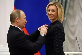 俄罗斯首位女外交官，护中讽美怼英国，“狂女”扎哈罗娃传奇人生图片