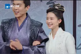 李沁不自觉挽张若昀手臂引争议，手抽得再快也逃不过热搜图片