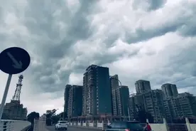 唐山天空上演震撼大片！图片