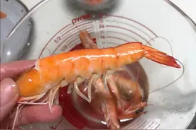 鲜虾，煮前先不要剪虾须挑虾线，记住这2点，好吃不腥虾头还不黑图片
