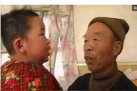 直击2岁女孩和她的“山羊妈妈”：母女情深让人不禁潸然泪下图片