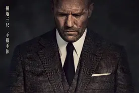 杰森斯坦森新片剧情太炸，1个人打掉劫匪老窝，这个光头也太强了图片