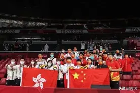 中国女乒夺冠后，刘国梁邀中国香港队一起合影，照片实属泪目图片