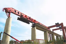 中国基建又1名片！世界首台千吨级架桥机，靠88个轮子跨海建桥图片