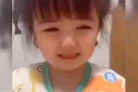 “哥哥又打我”，妹妹吵得哥哥睡不着觉，反而向妈妈告状倒打一耙图片