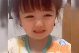 “哥哥又打我”，妹妹吵得哥哥睡不着觉，反而向妈妈告状倒打一耙图片