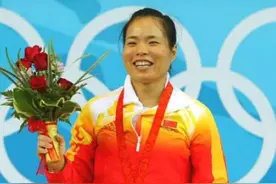 奥运冠军退役后成局长，怀身孕嫁大20岁教练！妈妈：你被人利用图片