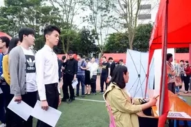为啥“一定要考本科”？专科生面试大公司，被一句话打回冷酷现实图片