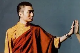 被称为最帅转世活佛，样貌神似黄晓明，最终败露图片