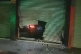 广东一男子醉驾撞翻护栏后冲进店铺里！交警透露一个细节让人后怕图片