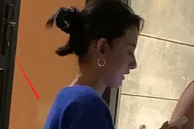 宋祖儿和网红吃饭被偶遇，侧颜神似张柏芝，驼背玩手机被指体态差图片