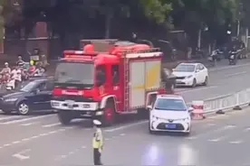 天津交警向为消防车让道车主敬礼图片
