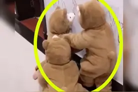 自从生了三胞胎，爸妈每天看着三兄弟在家干这事，画面好萌好可爱图片