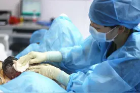 “肚子怎么还在动？”刚生完三胞胎，产妇很慌，医生检查完却笑了图片