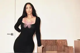 金·卡戴珊瘦了挺多！穿黑色紧身长裙，身材凹凸有致宛如女神图片