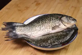 不管解冻什么鱼，用水泡就“废”了，记住2点，吃着跟活鱼一样鲜图片